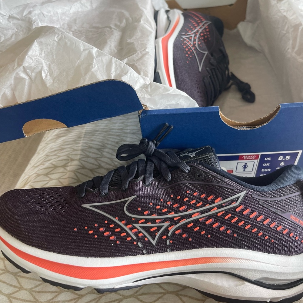 Mizuno wave rider 25 running shoes women’s size 8.5 never worn